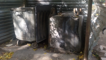 Обыкновенное вредительство. Неизвестные перевернули мусорный бак во дворе многоэтажек (фото)