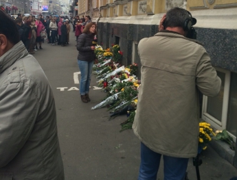 Харьковчане несут цветы на место вчерашней чудовищной аварии, унесшей шесть жизней (фото)