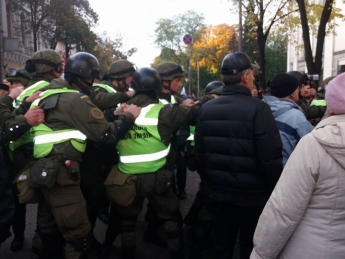 Мелитопольцы стали свидетелями стычки полиции с протестующими у стен ВР (фото)