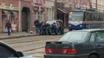 В центре Запорожья пассажиры вручную убрали авто, заградившее проезд трамваю (фото)
