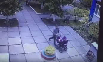 В сети появилось видео похищения ребенка из детсада в Киеве