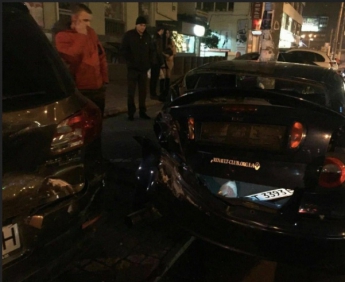 Возле рыбного ресторана в центре Запорожья водитель «Рено» врезался в три припаркованных авто