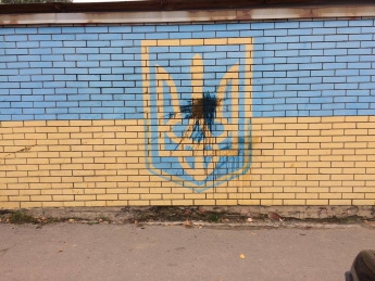 В Запорожской области вандал, испортивший украинский герб, попался на камеру (ФОТО, ВИДЕО)