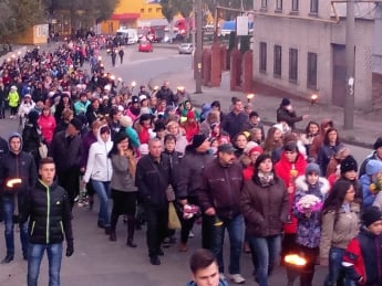 Сотни горожан приняли участие в факельном шествии (фото)