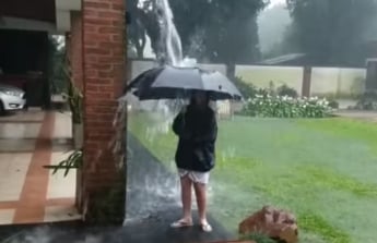 В Аргентине молния ударила в шаге от ребенка с зонтом