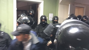 Поліція штурмом взяла Святошинський суд у Києві (відео)
