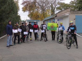 Велосипедисты пришли к полиции, чтобы вступиться за товарища (фото)