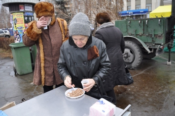 В Запорожье люди едва не подрались из-за порции бесплатной каши в ходе торжеств к юбилею «Мотор Сичи»