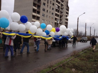 "Подарок" террористам: в небе над "ДНР" развернули гигантский флаг Украины