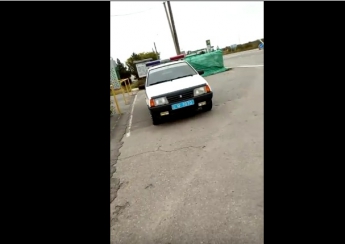 Как местный полицейский стал звездой Ютуба, угрожая водителю наручниками (видео)