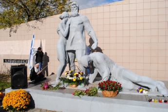 Сегодня почтили память жертв Мелитопольского Бабьего яра (фото)