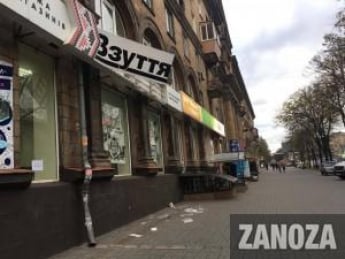 В центре Запорожья часть вывески обувного магазина рухнула на тротуар (Фото)