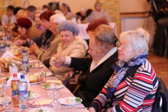 Праздник для пожилых людей устроили в одном из городских кафе (фото)