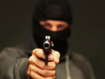 В Днепровском районе столицы двое в масках отобрали у мужчины один миллион гривен