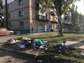 В городе продолжаются соседские "мусорные войны"