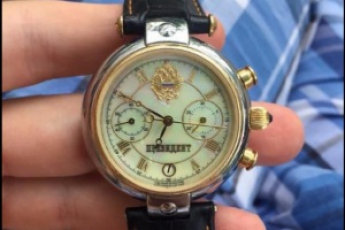 Курьезы. В Мелитополе продают часы от Путина (фото)