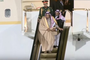 Исторический конфуз в Москве: у короля Саудовской Аравии остановился трап (видео)