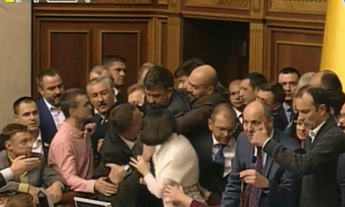 "Самопомич" заняла президиум парламента и спровоцировала толкотню, в работе Рады объявлен перерыв