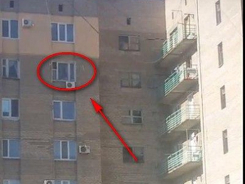 В Мелитополе ребенок шокировал прохожих играми у открытого окна на 8 этаже (видео)