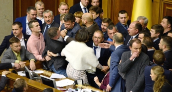 Захарова: «Украинский парламент разделился на зрителей и артистов»