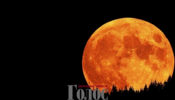 Фотограф заснял аномально большую луну (ФОТО)