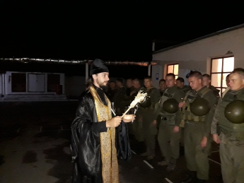 Православный священник благословил нацгвардейцев на тактические учения (фото)