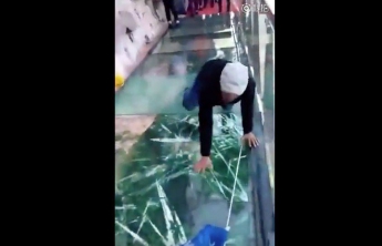 Стеклянный мост в Китае «треснул» под ногами мужчины (видео)