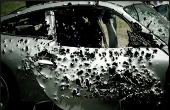Известного музыканта изрешетили пулями в собственном авто (фото)