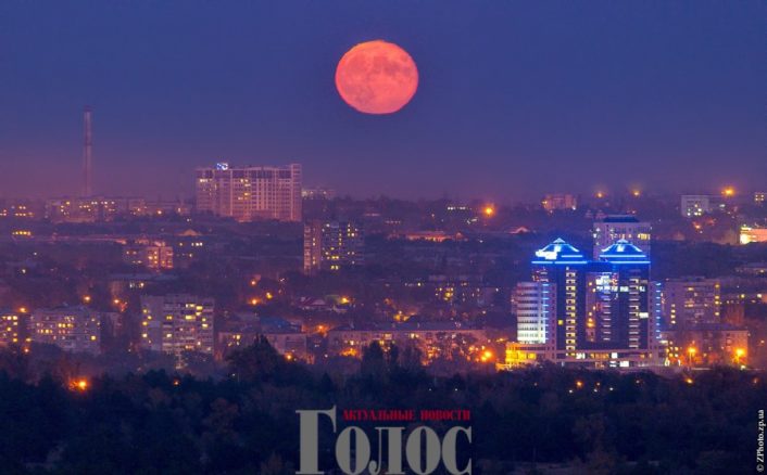 Над Запорожьем засняли огромную луну (ФОТО)