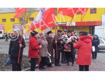 В Мелитополе левые с красными флагами собрались у 