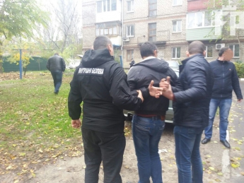 В Запорожье задержали полицейского за взятку в 3500 долларов (фото)