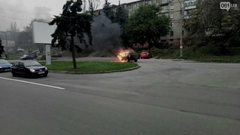 В Запорожье посреди дороги загорелся автомобиль (фото)