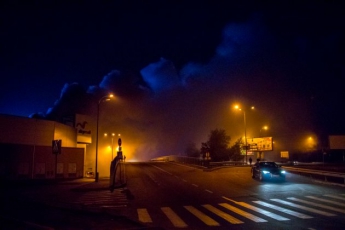 Дым на километры: в Киеве вспыхнул масштабный пожар в известном гипермаркете (видео)