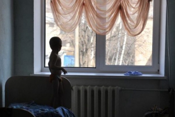 Росіянка 7 років морила голодом дитину заради допомоги по інвалідності