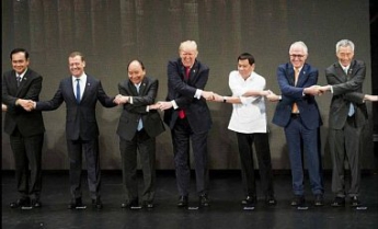 Медведев снова испортил групповое фото на саммите азиатских стран (фото)