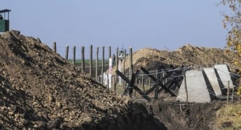 «Стена» по-русски: РФ намерена в 2018 году закончить заграждение границы между Крымом и Украиной