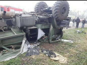 В Запорожье перевернулся автомобиль военнослужащих - есть погибший (фото)