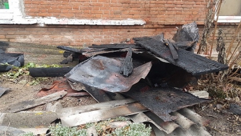 Возле ж/д вокзала в Бердянске горел частный дом (фото)