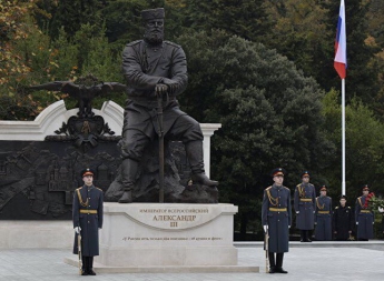 Открытый Путиным памятник Александру III раскритиковали за неточности