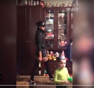 В Росії сестра подарувала братові стриптиз "на дому" в присутності дітей і батьків: відео