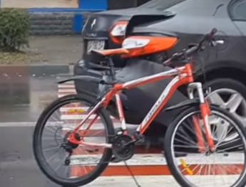 Появилось видео с участием велосипедиста на пешеходном переходе (видео)