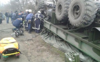Опубликовано видео операции по спасению военного из перевернувшегося грузовика