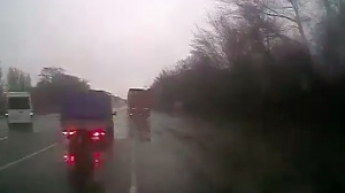 Водителя, который едва не угробил пассажиров на трассе, уволили (видео)