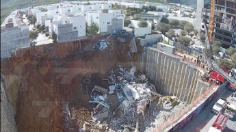 Жилые дома рухнули в котлован строящегося рядом ТЦ (видео)
