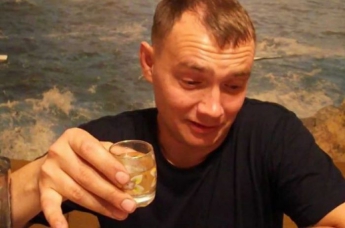 Видео: пьяный россиянин три часа дрался с дверью