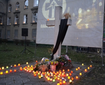 В центре города зажгли сотни лампадок в память  жертв голодомора (фото)