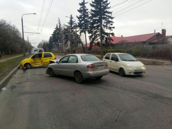 На запорожской дороге в ДТП смяло маленький автомобиль (ФОТО)