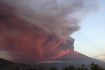 Отмена авиарейсов и эвакуация населения: появились впечатляющие фото и видео мощного извержения вулкана на Бали