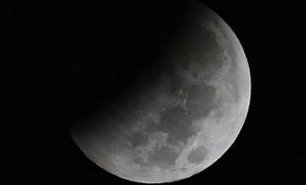 Ученый опубликовал "снимок" затмения Луны от плоской Земли: фото