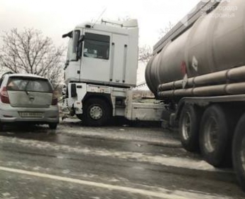 На запорожской трассе из-за гололеда произошло смертельное ДТП: погибла женщина-водитель, - ФОТО +18